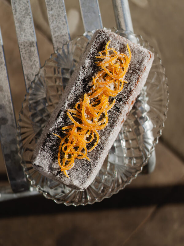 Korzenny miodownik z orange pâte de fruit oraz praliną laskową