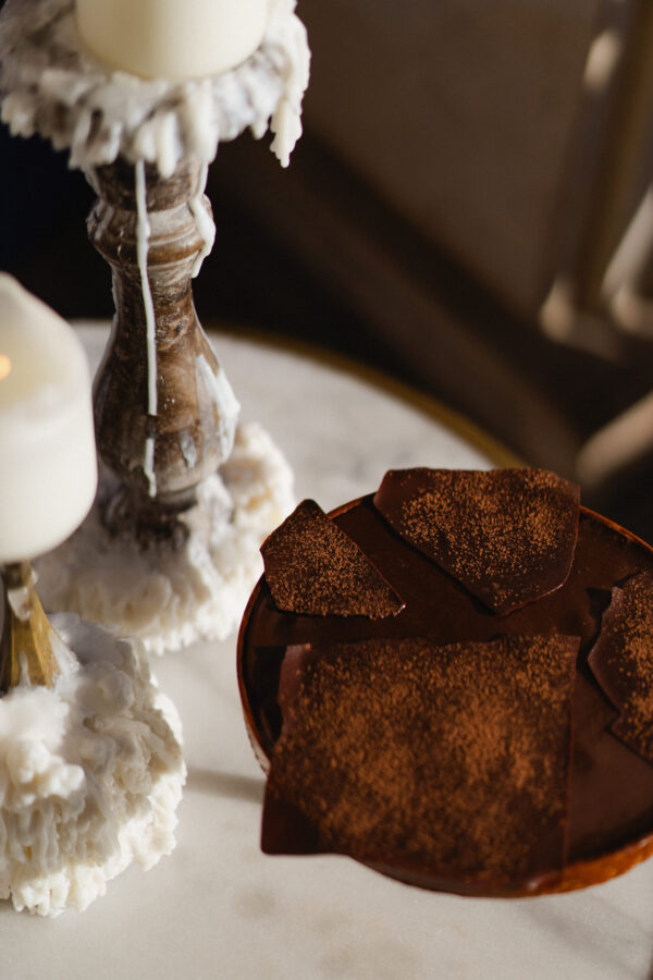 Korzenna tarta czekoladowa z konfiturą śliwkową