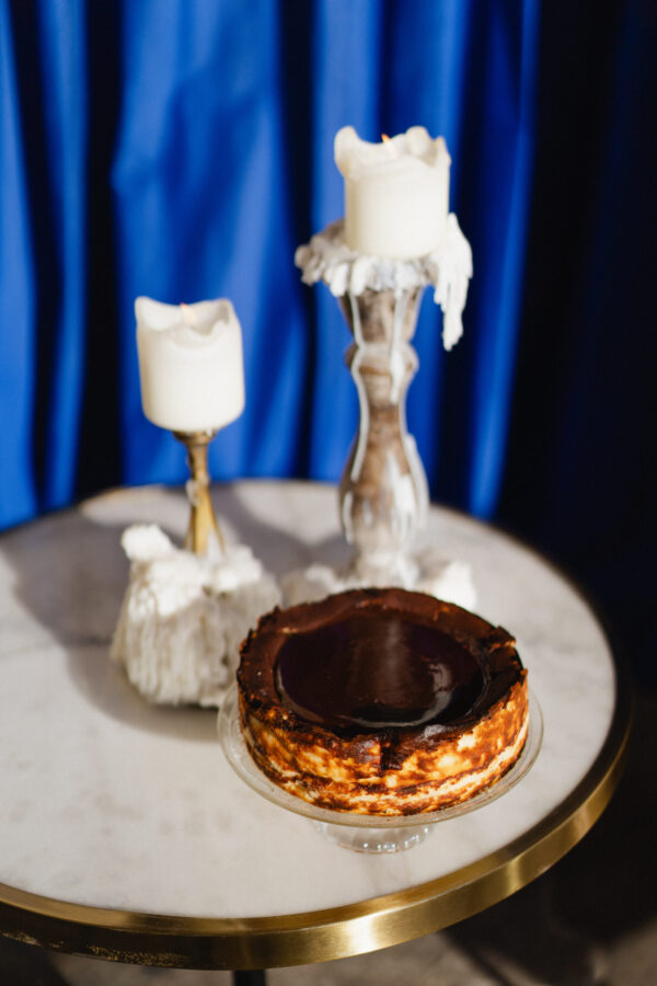 Sernik baskijski z polewą czekoladową